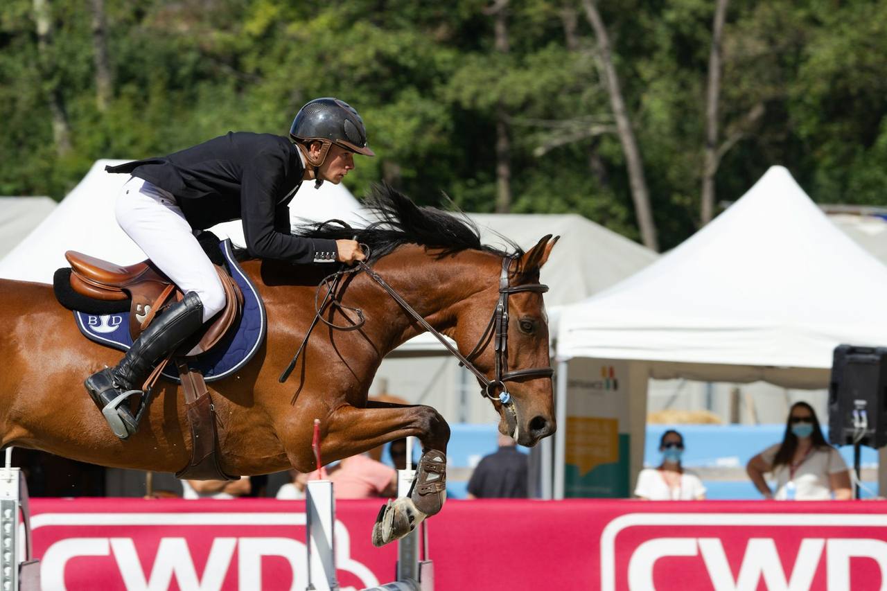 Pessoa andando a cavalo com postura correta